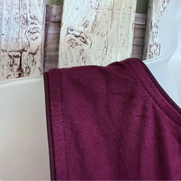 Candies Animal Leopard Print Top Zip Front Sleeveless Size Medium Maroon V-neck - Picture 8 of 11